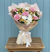 Букет цветов из:  Гвоздики, Орхидеи и Розы в Краснохолмский