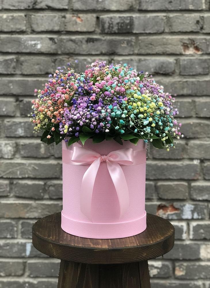 Цветочная композиция из Гипсофила и Розы в шляпной коробке в Краснохолмский