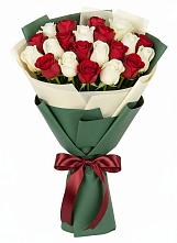 Букет Микс из красных и белых роз в Краснохолмский