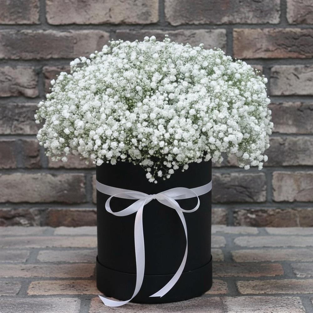 Цветочная композиция из Гипсофила в шляпной коробке в Краснохолмский