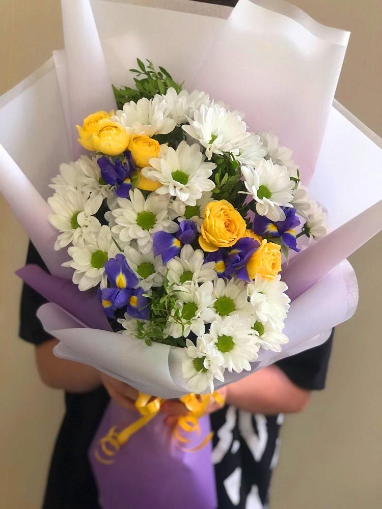 Букет цветов из: Ирисы, Хризантемы и Розы в Краснохолмский