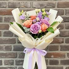 Букет цветов из:  Лизиантусы и Розы в Краснохолмский