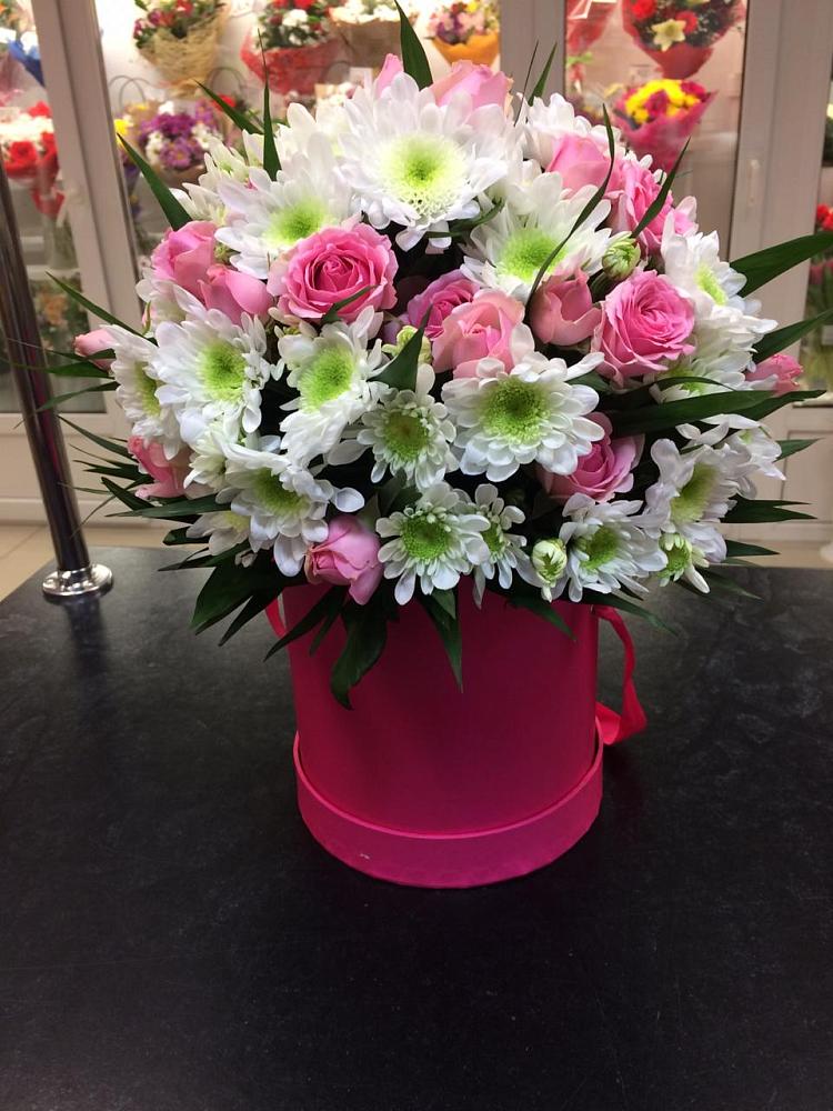 Цветочная композиция из Розы и Хризантемы в шляпной коробке в Краснохолмский