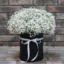 Цветочная композиция из Гипсофила в шляпной коробке в Краснохолмский
