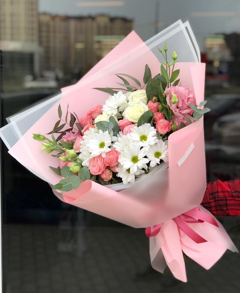 Букет нежный в Краснохолмский Букет цветов из: Розы, Лизиантусы и Хризантемы в Краснохолмский
